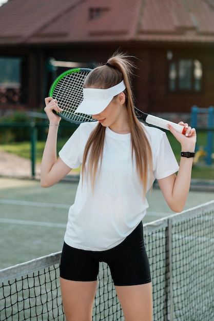 Красивая дама и теннисистка с ракеткой в спортивной одежде на теннисном корте Концепция моды и спорта