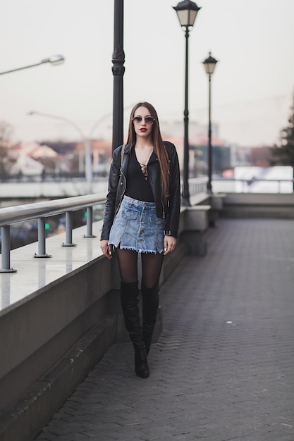 Bella signora con i capelli lunghi