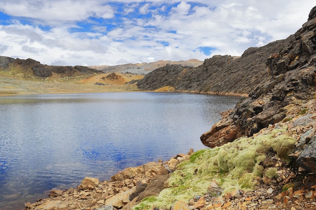 Foto bellissima laguna chiamata azulcocha ad ayacucho