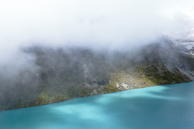 Bellissima laguna ai piedi di innevato