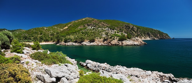 Bella laguna all'isola di thassos, grecia