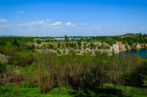 Красивое озеро в заброшенном гранитном карьере весной