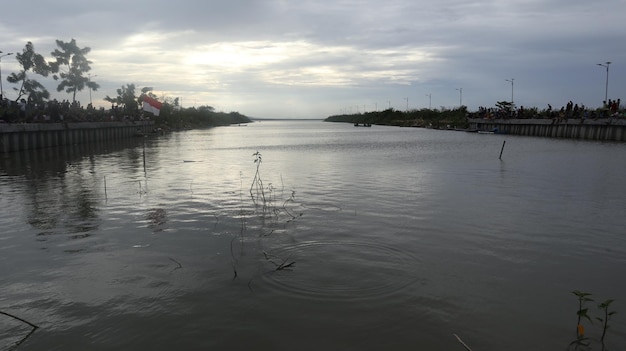 Красивое озеро во второй половине дня