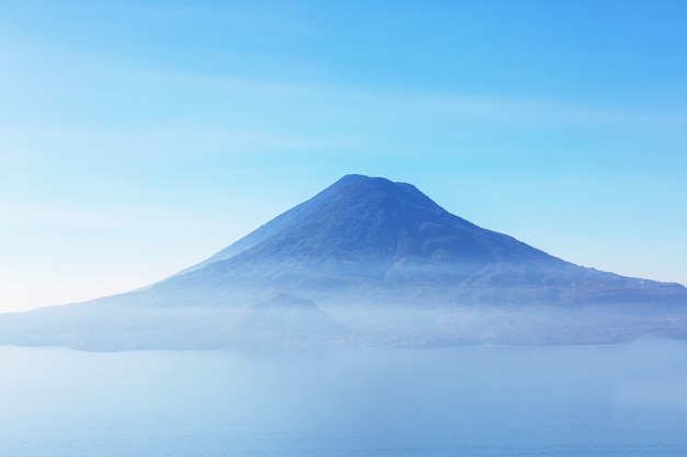 Bellissimo lago atitlan e vulcani negli altopiani del guatemala, america centrale