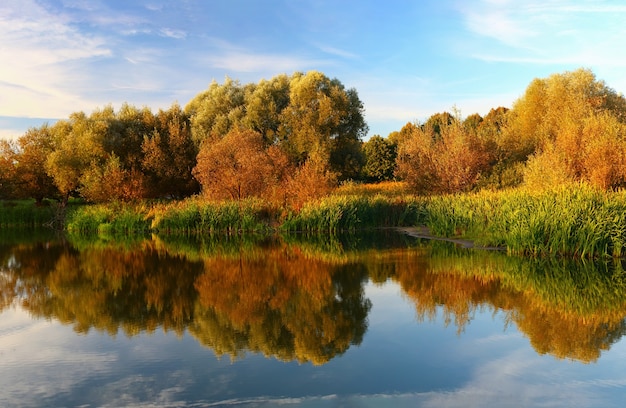 Bellissimo lago in autunno di grandi dimensioni