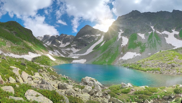 Bellissimo lago di montagna del caucaso