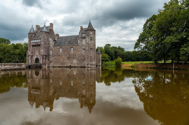 Chateau Trecesson의 아름다운 호수, 중세 성, CampÃƒâƒÃ,Â©nÃƒâƒÃ,Â©ac 코뮌은 Broceliande 숲 근처 Morbihan 부서에 있습니다.