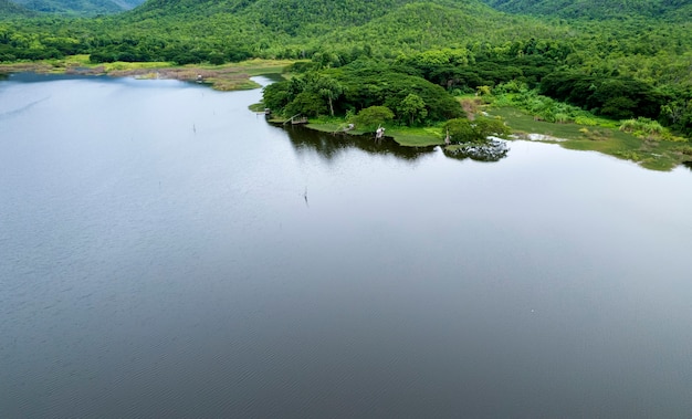 青い空の雲と山々に囲まれたダムの上の美しい湖、湖の山の景色