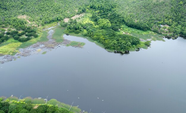 青い空の雲と山々に囲まれたダムの上の美しい湖、湖の山の景色