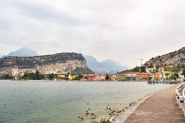 아름다운 호수 라고 디 가르다(Lago di Garda)와 토르볼레 알파인(Torbole Alpine) 풍경 이탈리아의 마을