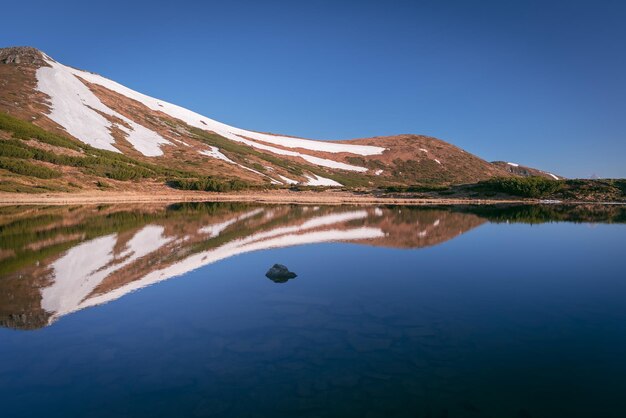 春の山の美しい湖