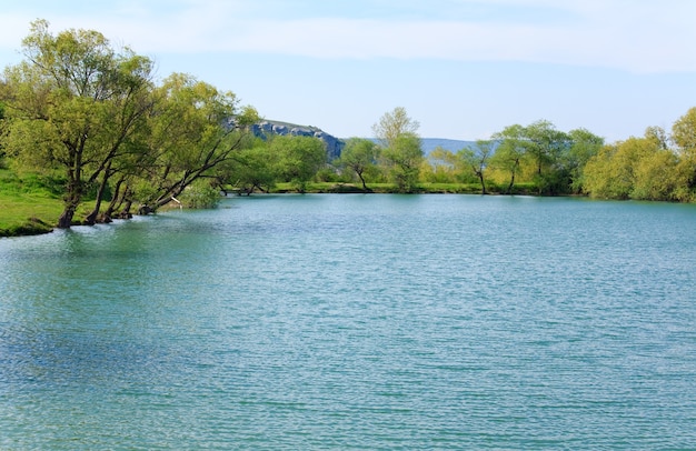 背後にある美しい湖と春の岩の山（クリミア、ウクライナ）