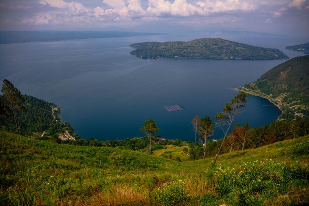 Foto il bellissimo lago toba da sipinsur all'isola di sibagandang