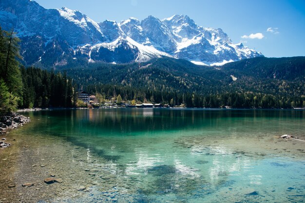 Eibsee와 Zugspitze에 아름다운 호수 전망