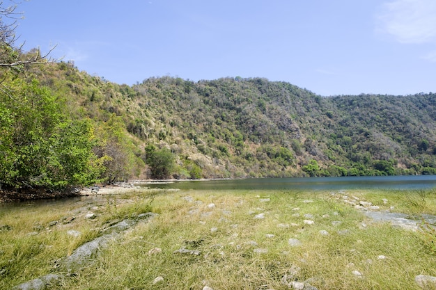 山と美しい湖の景色