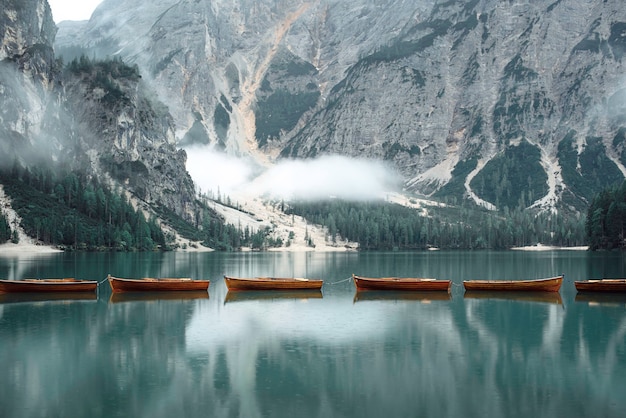 Фото Красивое озеро с лодками в итальянских альпах, lago di braies