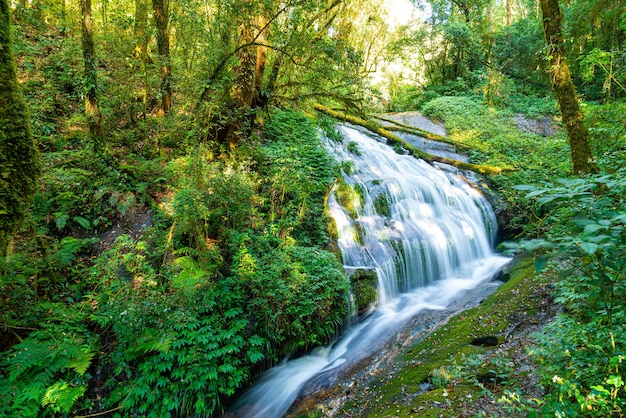 Bella cascata di lan sa ded a kew mae pan nature trail a doi inthanon, chiang mai, thailand