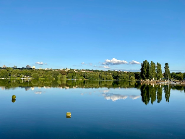 緑と青空を背景にした青い湖 Max-Eyth-See の美しい風景