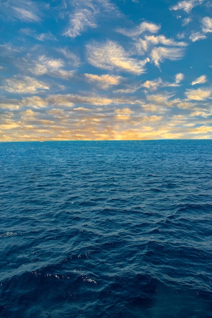 Foto bellissimo paesaggio per le onde del mare blu e il cielo nuvoloso soleggiato a hurghada, in egitto