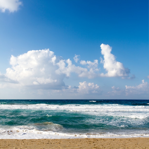 Splendido paesaggio del mare blu