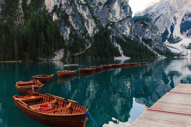 Bellissimo paesaggio del lago di braies