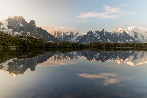 Foto bellissimo paesaggio a chamonix montagne delle alpi francesi in europa