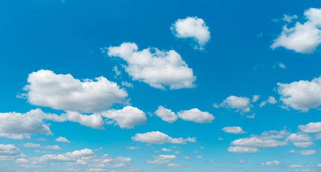 Красивый пейзаж облачного неба с пушистыми облаками Естественный фон Панорамный баннер