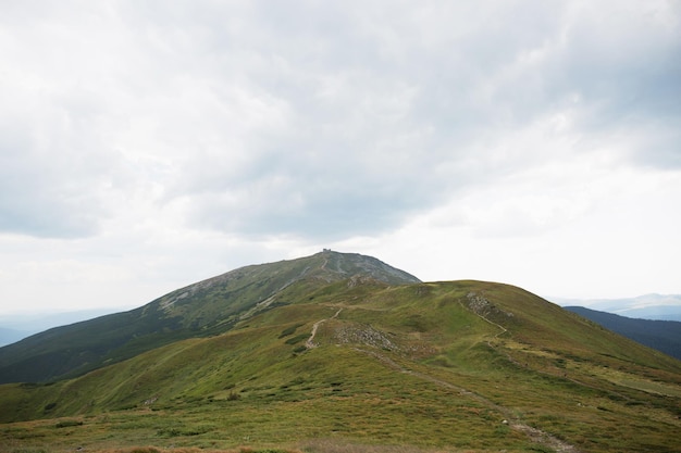 緑豊かな山々の美しい風景屋外旅行