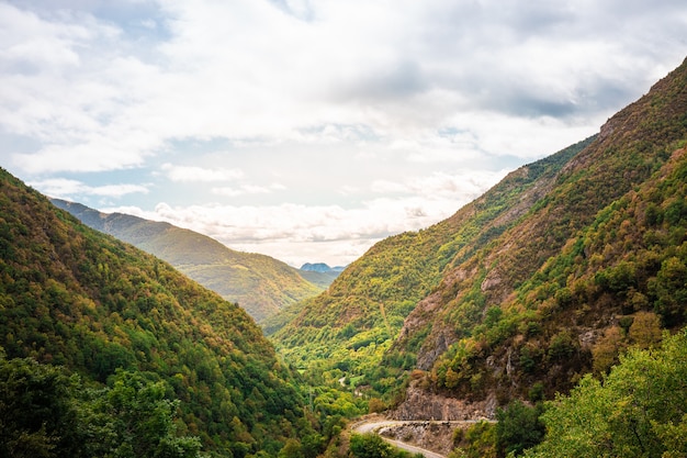 Photo beautiful landscape of green mountains