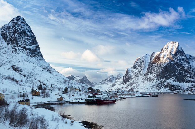 美しい風景。ノルウェーロフォーテン諸島のレーヌへのガイド。ノルウェー