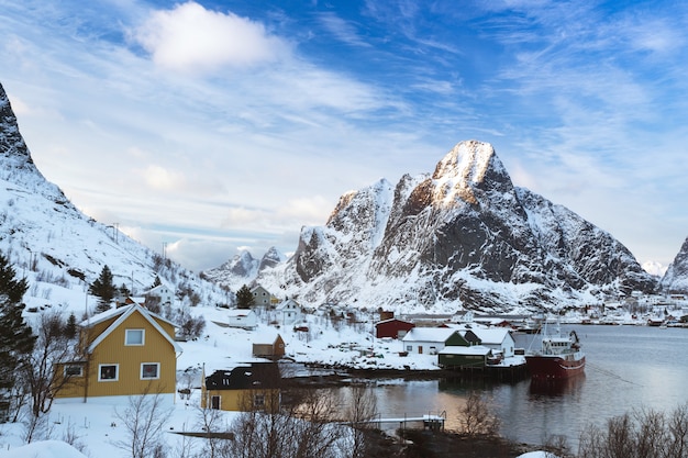 美しい風景。ノルウェーロフォーテン諸島のレーヌへのガイド。ノルウェー