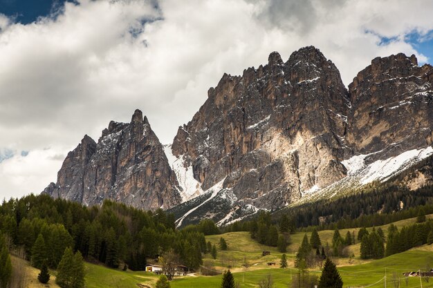 Foto bellissimo paesaggio nelle alpi italiane dolomiti