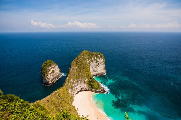 Bello paesaggio della spiaggia di kelingking nelle altezze sulla spiaggia e sul cielo blu del mare a nusa penida