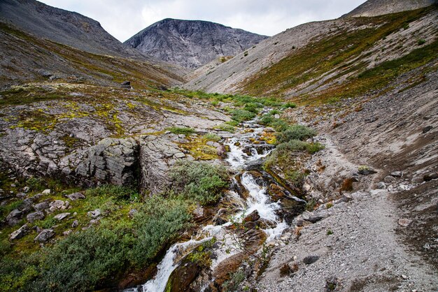 曇りの日の岩と渓流のあるキビニー山脈の美しい風景。コラ半島、ロシア