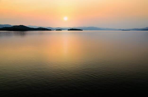 タイ、ペッチャブリー県、国立公園のケンクラチャンダムビューポイントの日没時の美しい風景湖島と山脈