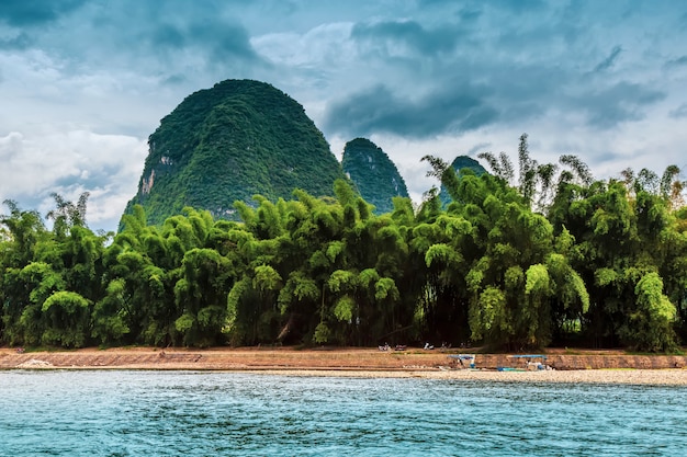 Photo the beautiful landscape of the lijiang river in guilin