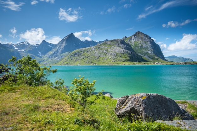 夏には、ノルウェーのロフォーテン諸島の美しい風景