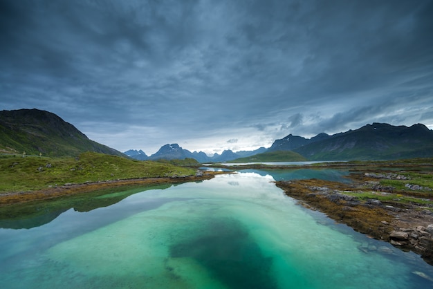 夏には、ノルウェーのロフォーテン諸島の美しい風景