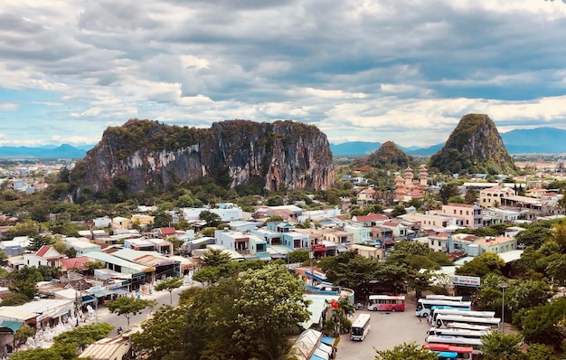 Bellissimo paesaggio delle montagne di marmo in vietnam