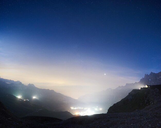 霧深い夜の山々の美しい風景