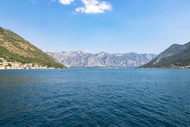 Красивый пейзаж Черногории. Вид с моря на горный массив.