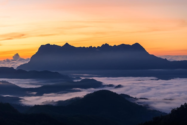 ドイルアンチェンダオチェンマイタイの朝の美しい風景