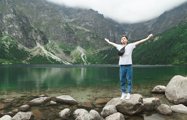 Bellissimo paesaggio di montagna e lago con l'uomo