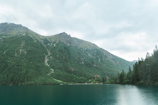 山と湖の美しい風景