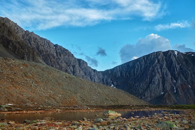 산봉우리 강과 호수의 아름다운 풍경 알타이 산맥의 야생 자연 산맥 위의 구름 러시아 알타이 공화국