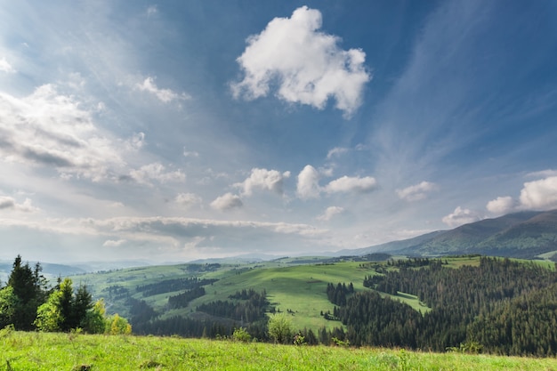 Bellissimo paesaggio sulla montagna con nuvole nel cielo