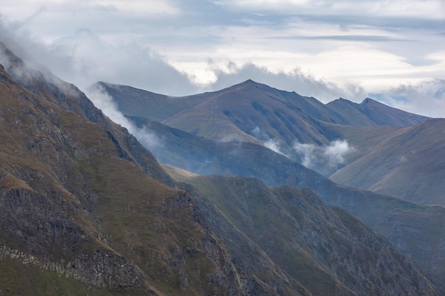 Bellissimo paesaggio della regione montuosa della georgia, tusheti. viaggio