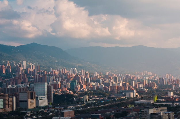 Photo beautiful landscape of the mountains and city