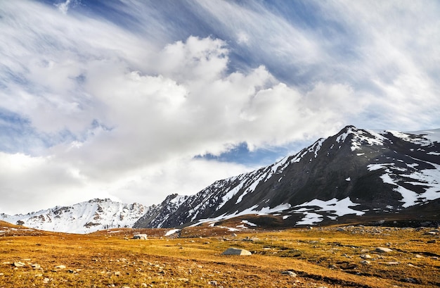 Foto splendido panorama sulle montagne