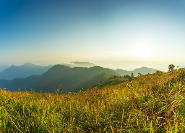 プーチーファーまたはプーの視点で冬に夕日とピークの山の美しい風景の自然